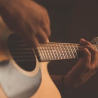 Capa do PDF +100 músicas fáceis para violão iniciante